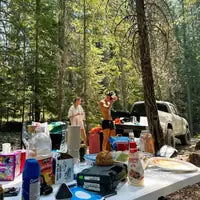 Kundbild — campingsemester i skogen med clipset på bordet